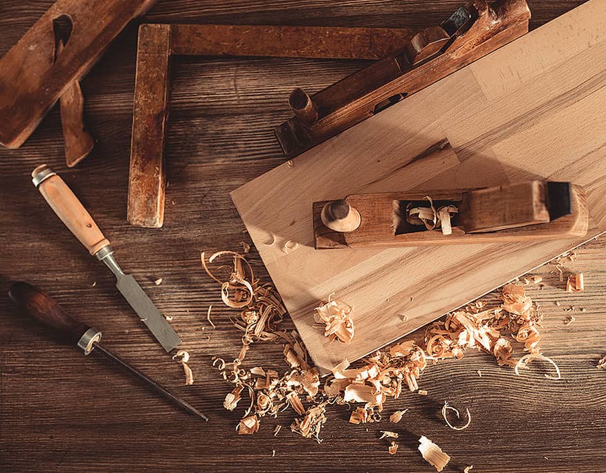 Mehrere Werkzeuge zur Holzbearbeitung von oben