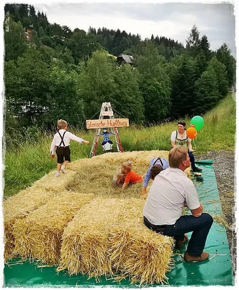 Steirische Hüpfburg aus Strohballen mit Kindern